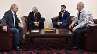 En momentos difíciles: Khabib recibió apoyo de Vladimir Putin luego de que su padre fuera puesto en coma por el coronavirus