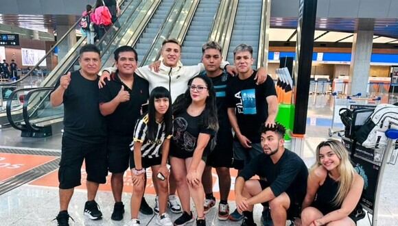Amigos y familiares acompañaron a Catriel Cabellos, antes de viajar a Perú e incorporarse a Alianza Lima. (Foto: Difusión)