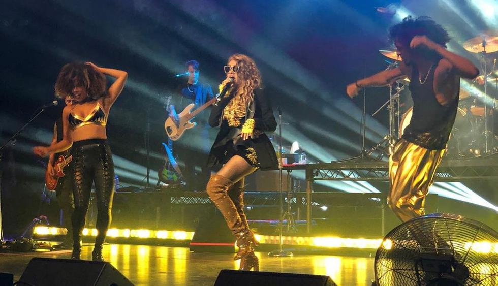 Paulina Rubio sufrió aparatosa caída durante concierto en California. (Foto: @paulinarubio)