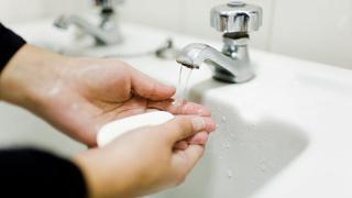 Coronavirus: un truco para que los niños se laven las manos todos los días ante el COVID-19