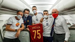 Festejos en el aire: Jordi Alba y el homenaje que recibió en pleno vuelo de España