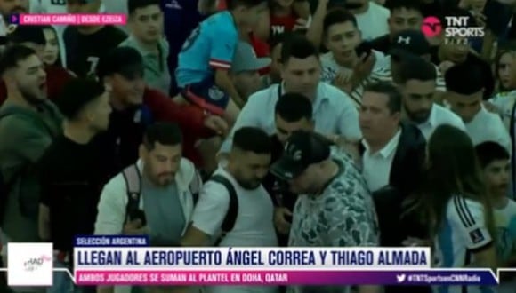 Ángel Correa y Thiago Almada viajaron a Qatar la madrugada del viernes. (Captura: TNT Sports)
