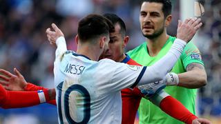 ¡Se manchó la Copa! La tarjeta roja y expulsión de Lionel Messi tras pelea con Gary Medel [VIDEO]