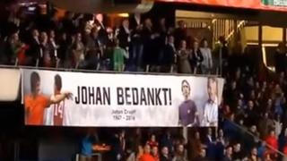 Johan Cruyff: el emotivo homenaje de la hinchada durante el Holanda-Francia