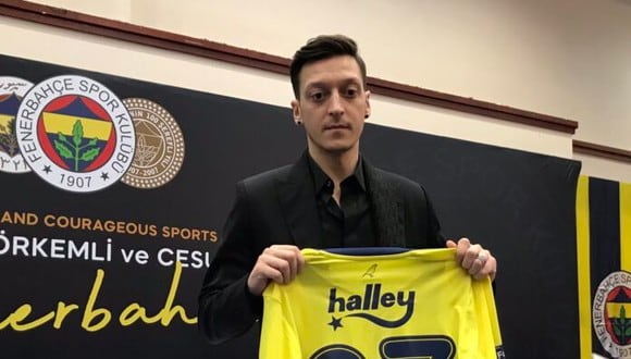 Mesut Özil firmó contrato con el club turco por tres años y medio. (Foto: Fenerbahçe)