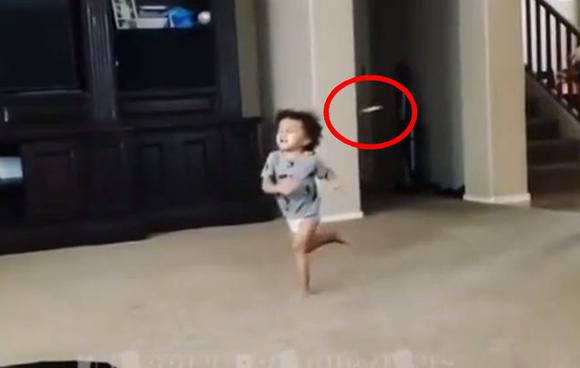 Father and sons are viral for their epic way of playing (Video: TikTok/@decruzt.23).