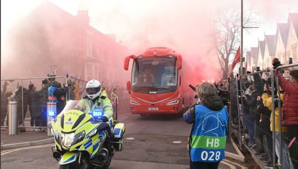 Liverpool se disculpó con Real Madrid por el ataque de sus hinchas al autobus blanco. (AFP)
