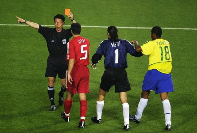 Alpay Özalan - Retirado. (Getty)