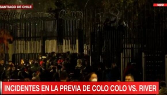 Decenas de hinchas intentaron ingresar al Monumental pese al bloqueo para el acceso. (Captura: ESPN)