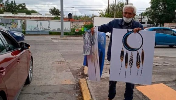 El hombre dedica de 3 a 8 horas diarias a la venta de pinturas de sus nietas. (Foto: Captura/AM)