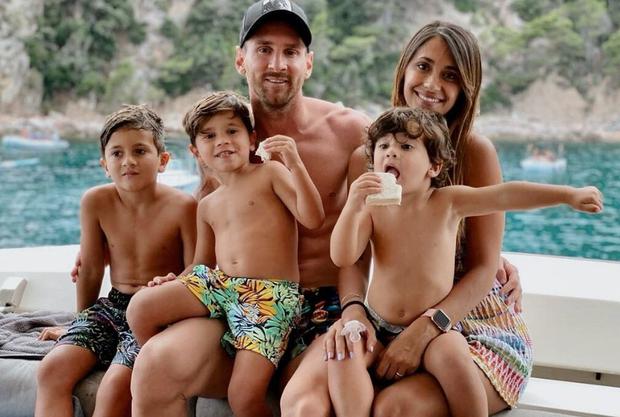 Lionel Messi, Antonela Roccuzzo y sus tres hijos, Mateo, Thiago y Ciro (Foto: Antonela Roccuzzo / Instagram)