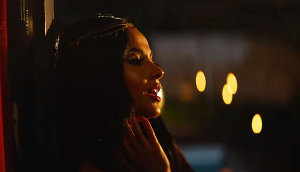 Becky G protagoniza el videoclip oficial del tema "Un mundo ideal". (Foto: Captura de video)