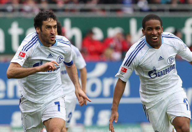 Farfán y Raúl celebrando una anotación durante el paso común que ambos tuvieron por el Schalke  (Foto: AFP / Daniel Roland)