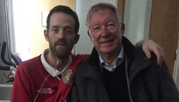 Sir Alex Ferguson visitó a un seguidor del Manchester United que padece de una enfermedad terminal. (Foto: Agencias)