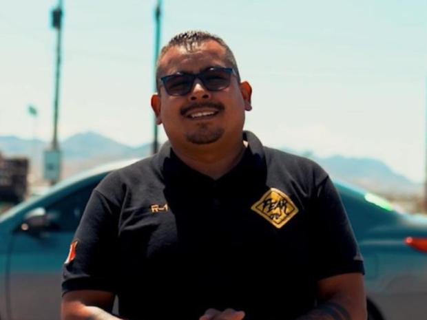 El tiktoker mexicano con lentes oscuros y la indumentaria que lucía para conducir su auto y hacer "en vivo" en TikTok (Foto: Rafa Wayne / Instagram)