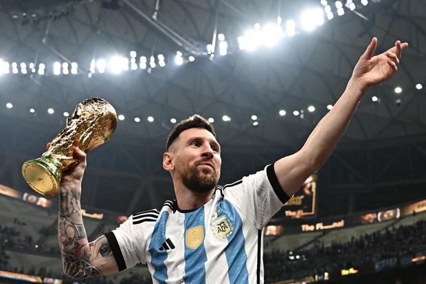 Junto a la Selección argentina, Lionel Messi levantó la copa del mundo de Qatar 2022 (Foto: AFP)