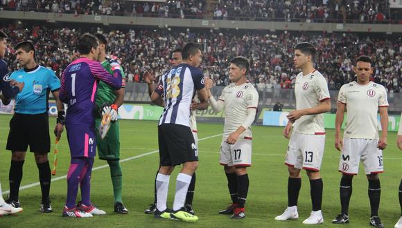 Jugadores de Universitario y Alianza Lima se saludan antes del inicio del clásico 360 del fútbol peruano (Foto: Universitario de Deportes)