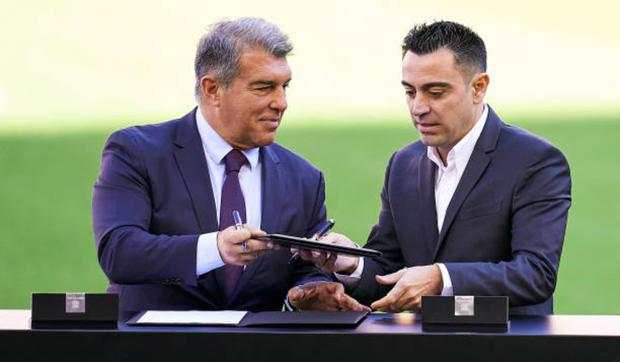 Xavi Hernández recibió el respaldo de Joan Laporta. (Foto: Getty Images)
