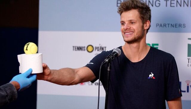 El tenis alemán también recibió una pelota con el número uno inscrito. (Foto: EFE)