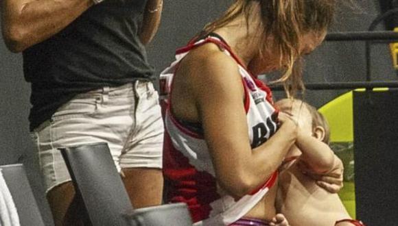 Antonella González, la jugadora de baloncesto que fue captada amamantado a su bebé en el banco de suplentes. (Facebook)