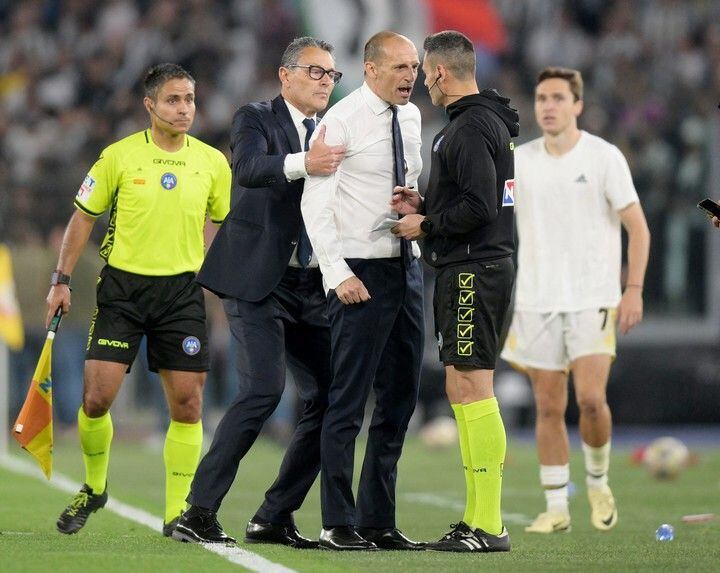 Allegri se encaró con el cuarto árbitro en la final de Copa Italia. (Foto: Reuters)
