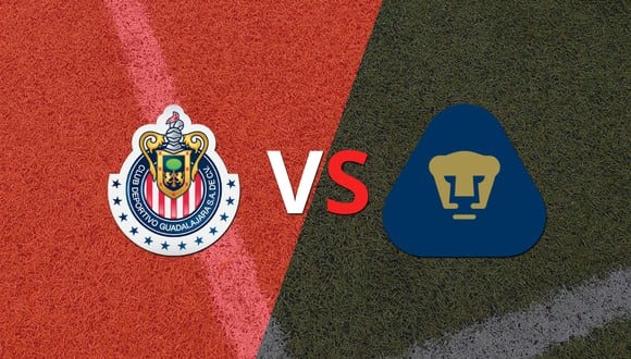 Al comienzo del segundo tiempo Chivas y Pumas UNAM empatan 1-1