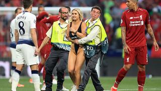 Escándalo en el Wanda: modelo de Vitaly Uncensored se metió a la cancha en la final de Champions League [FOTOS]