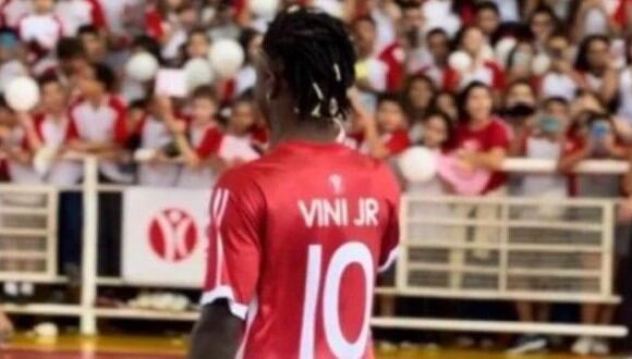 Vinicius Junior visitó su escuela tras varios años. (Foto: Instagram)