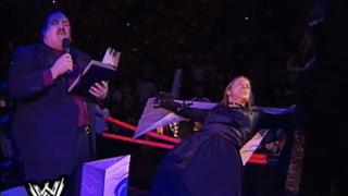 WWE: el día que Stone Cold evitó que The Undertaker crucifique a Stephanie (VIDEO)