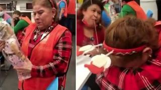 “Nunca en mi vida tuve una”: el llanto de una señora luego de recibir una muñeca de regalo [VIDEO]