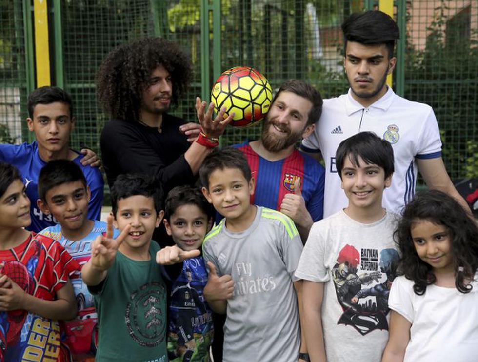 Reza Parastesh se ha vuelto famoso por su gran parecido con Lionel Messi. (Getty Images y Agencias)