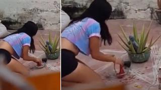 Mujer fue sorprendida in fraganti haciendo amarre del “agua de calzón” para que su vecino se enamore de ella