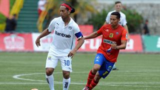 Ronaldinho puso la magia en partido de exhibición en Guatemala