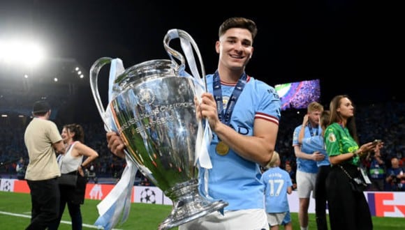 Julián Álvarez alzo el trofeo de Champions League con Manchester City. (Foto: Getty Images)
