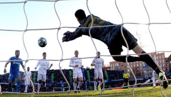 Thibaut Courtois aún no gana títulos con los guantes del Real Madrid. (Foto: EFE)