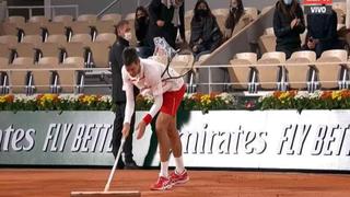 'Nole’ corrió a la limpieza: Djokovic colaboró con el secado de la cancha en Roland Garros [VIDEO]