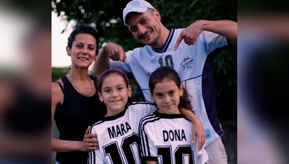 Mara y Dona, son dos niñas de 9 años que recibieron su nombre en honor al exfutbolista Diego Armando Maradona. | Foto: Reuters