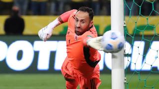 A pesar de la derrota: hincha se metió al campo a abrazar a David Ospina tras el Colombia vs. Brasil