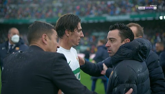 Xavi Hernández y Francisco se cruzaron al final del partido entre Barcelona y Elche.