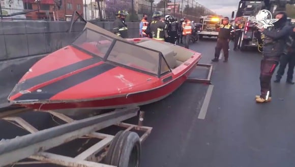 La embarcación pudo ser retirada por los bomberos. (Foto: Noticieros Televisa | YouTube)