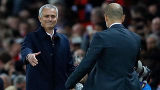 El saludo entre Pep Guardiola y José Mourinho en el derbi de Manchester