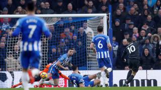 Con portero y dos más al suelo: Hazard marcó golazo en victoria del Chelsea al Brighton [VIDEO]