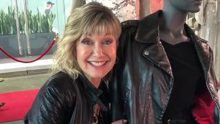 Olivia Newton-John subastó la chaqueta que usó en ‘Grease’ por más de 243 mil dólares y el postor se la devolvió