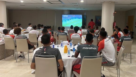 Los jugadores de Perú atentos al repechaje entre Australia y Emiratos Árabes Unidos (Foto: ESPN / D. Zumaeta)