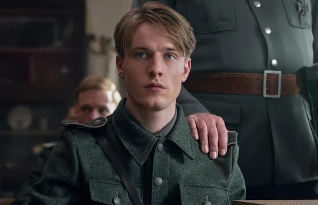 Werner is recruited by the Nazis to intercept illegal communications in "The light you can't see" (Photo: Netflix)