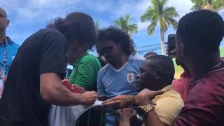 Verdaderos cracks: el gesto de Edinson Cavani con hinchas de la Selección Peruana y 'charrúas' [VIDEO]