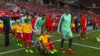 ¡Grande, Cristiano Ronaldo! El emotivo ingreso al campo con una niña en silla de ruedas