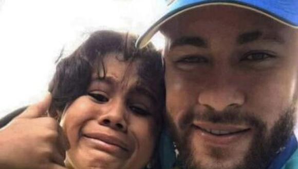 Neymar se tomó una fotografía con un pequeño que lloraba en las afueras de su hotel en Barranquilla. (Foto: Instagram)