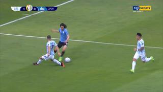 Se quedó esperando el VAR: la jugada por la que Cavani pidió penal en Argentina vs Uruguay [VIDEO]