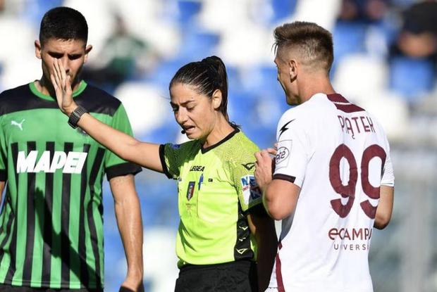 María Sole Ferrieri durante su primer partido arbitrando en la Serie A. (Difusión)